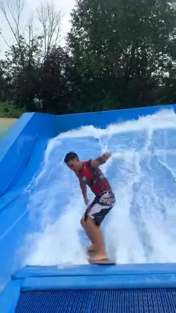 逃离大犀牛出没地