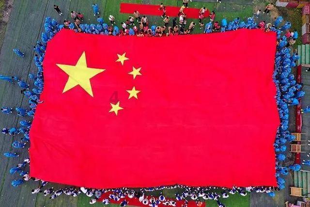 年轻女总监“衣不蔽体”被破门带走，欲提起行政诉讼，律师：警方应考虑人性化办案