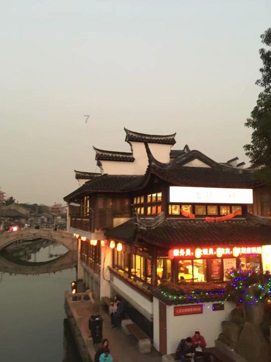 花里胡哨的毛衣能穿出时髦感吗？游戏画面